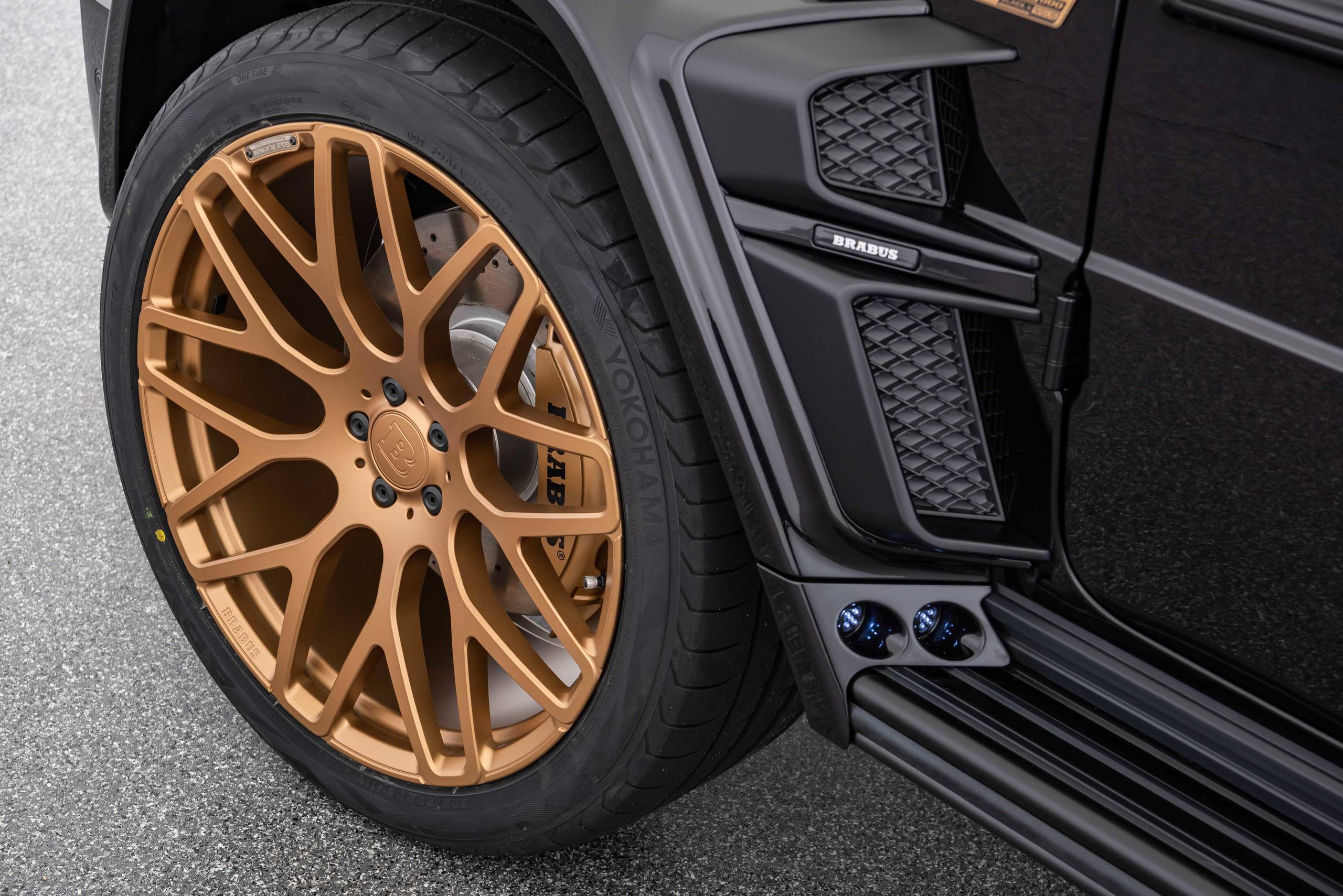 BRABUS 800 BLACK & GOLD (17)