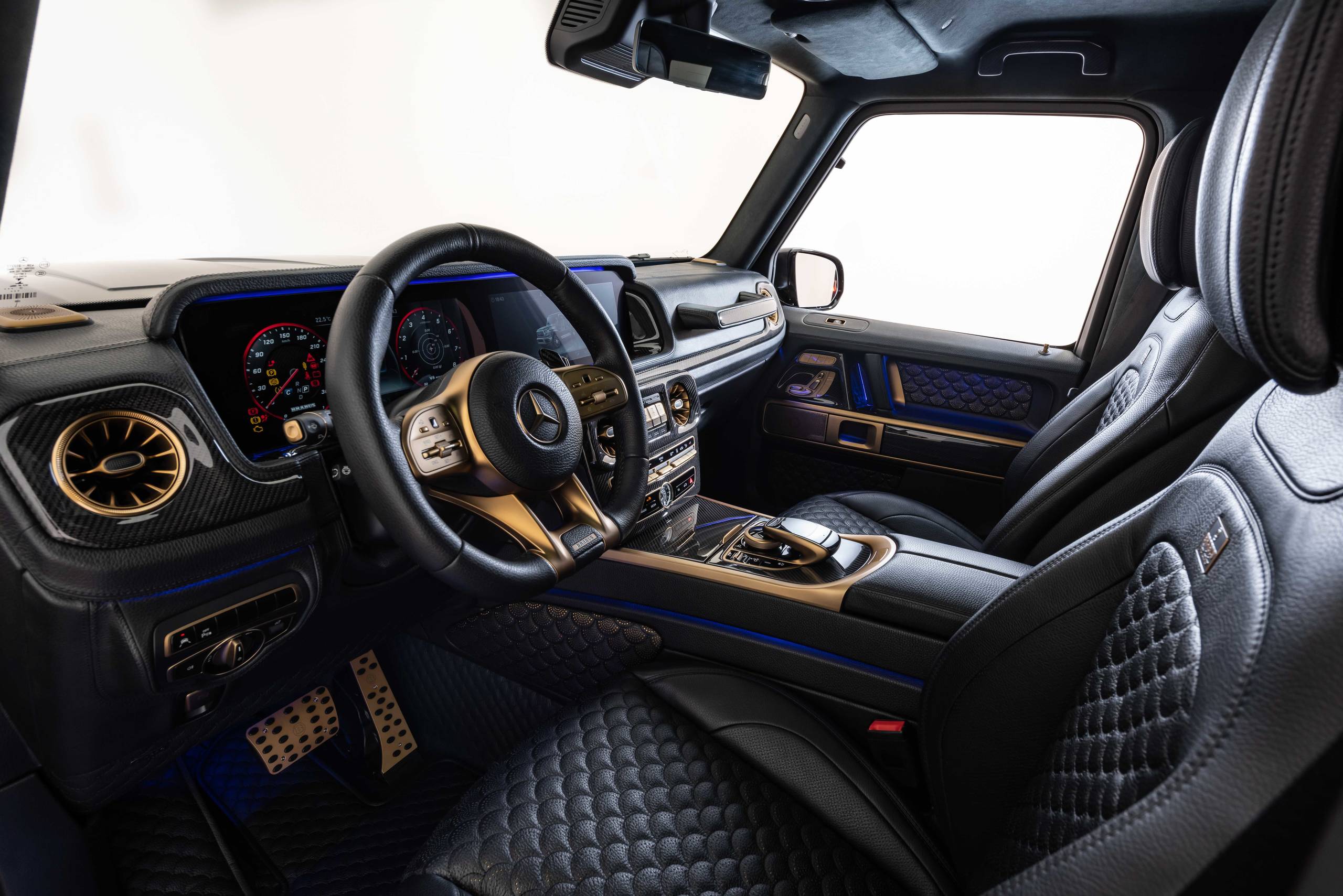 BRABUS 800 BLACK & GOLD (29)